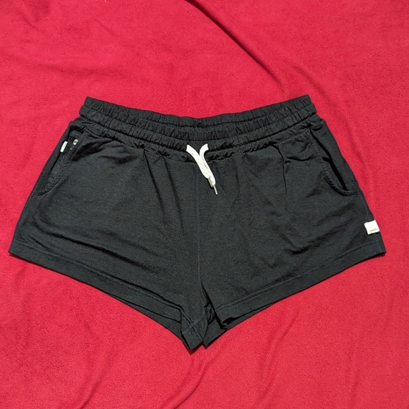 Vuori Pants - Vuori Halo Shorts M Medium Black EUC